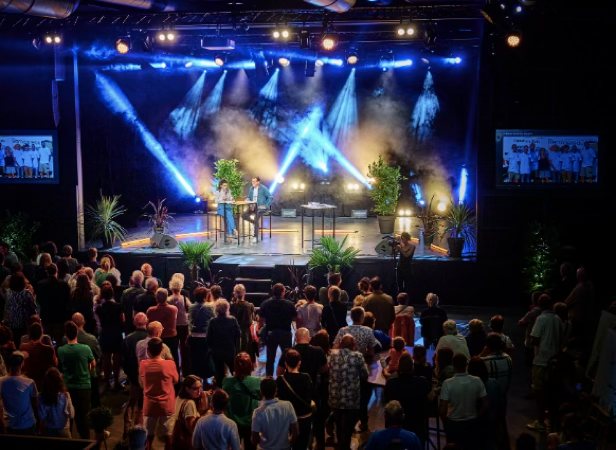 Une salle debout face à la scène lors d'un événement