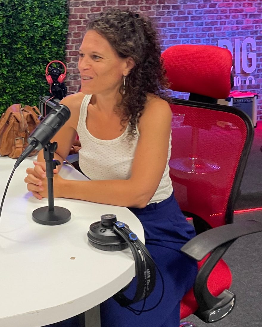 Stéphanie Necca au micro, dans le studio de Dig Radio