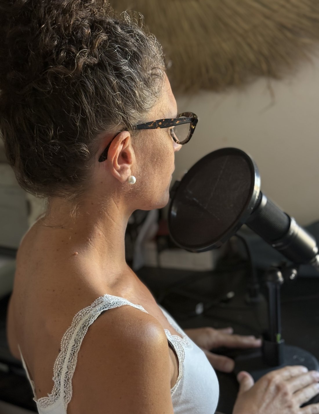 Stéphanie Necca au micro, en studio